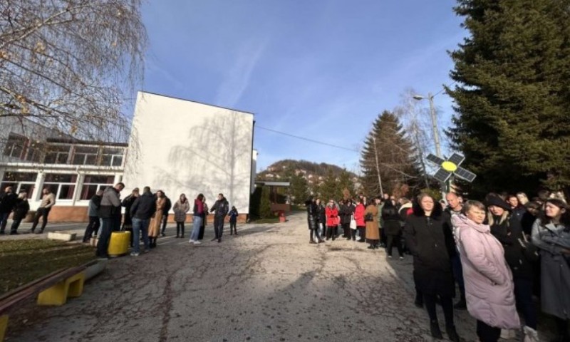 Slučaj vršnjačkog nasilja: Inspekcija stigla u školu, okupili se roditelji učenika VIDEO