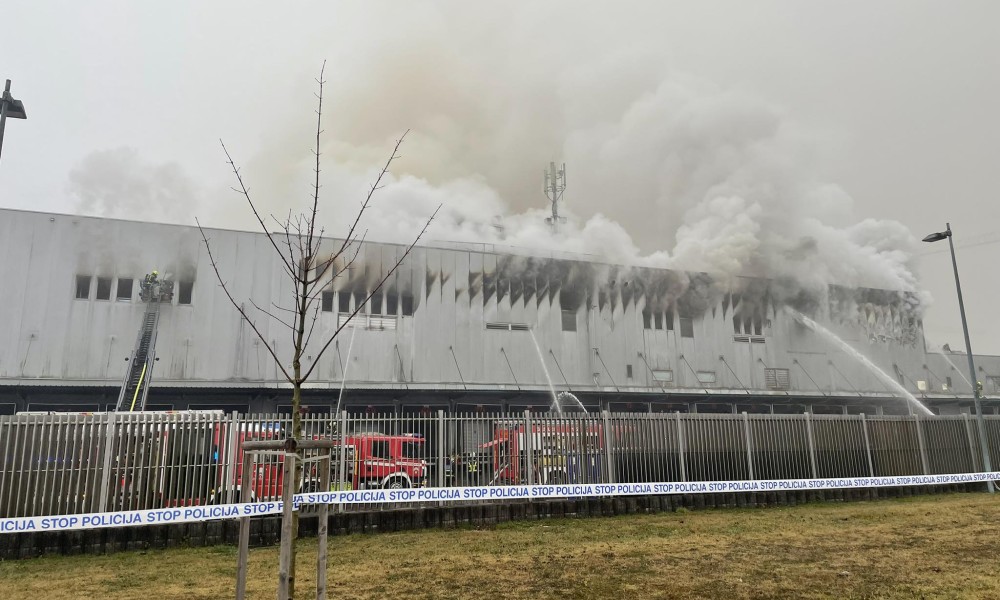 Veliki požar u Sloveniji: Vatra se širi kroz trgovački lanac, kulja dim iz objekta FOTO