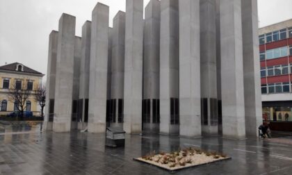 Postavljaju se table: Završni radovi na centralnom spomeniku poginulim borcima u Banjaluci FOTO