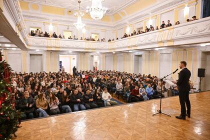 Stanivuković uručio rješenja za stipendije srednjoškolcima: Imate našu podršku