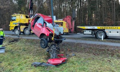 Automobil smrskan! Mladić pokušao da pretekne kamion, pa poginuo FOTO