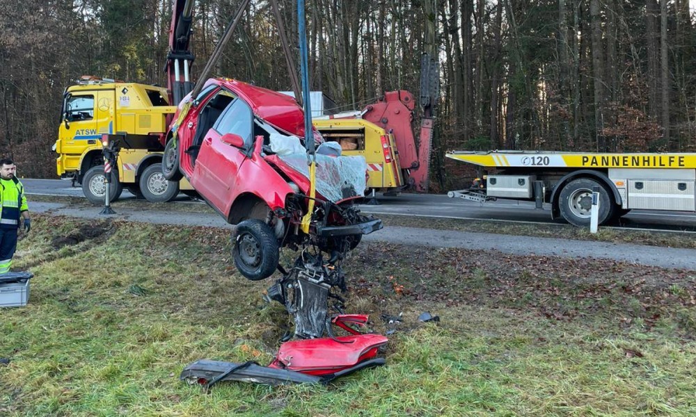 Automobil smrskan! Mladić pokušao da pretekne kamion, pa poginuo FOTO