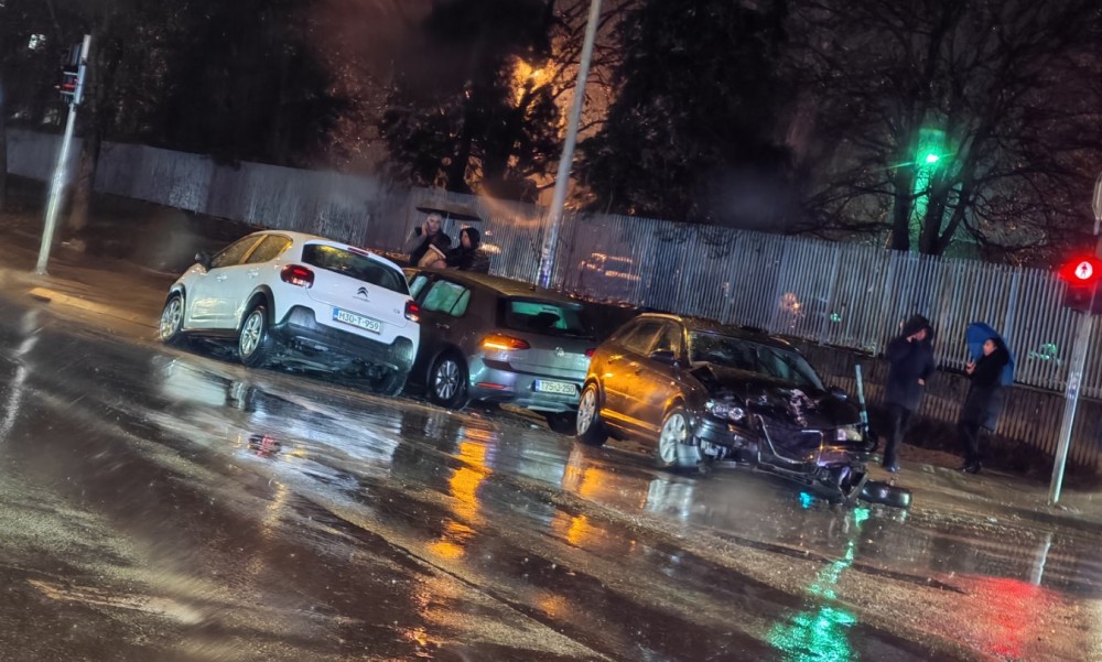 Pala kiša, nastao haos: Više vozila učestvovalo u sudaru u Banjaluci