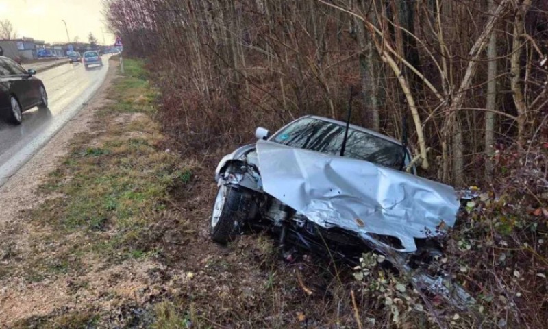 Težak sudar u BiH! Dvije osobe povrijeđene, “BMW” završio u šumi pored puta
