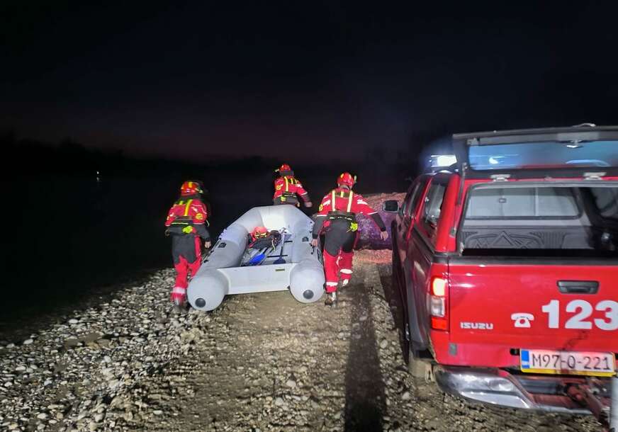 Intervencija vatrogasaca u Laktašima: Prebacili osobu sa ostrva na obalu FOTO