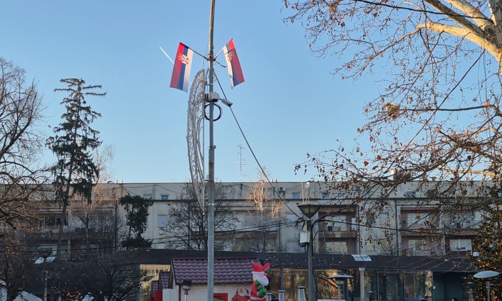 Pripreme za Dan Republike Srpske: Počelo postavljanje zastava u Banjaluci VIDEO