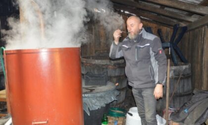 Nakon svinjokolja, na red došla i rakija: Ovako se to sprema kod Blagojevića