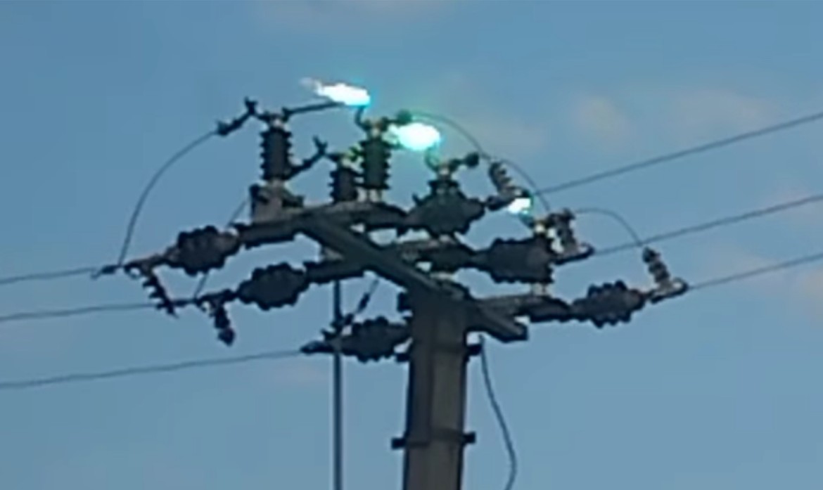 Alarmirani vatrogasci: Zapalile se žice na banderi u banjalučkom naselju VIDEO