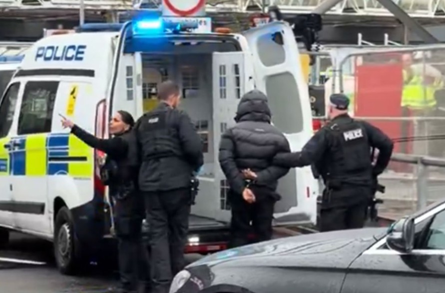 Drama na aerodromu Hitrou: Uhapšen muškarac, oglasila se policija VIDEO/FOTO