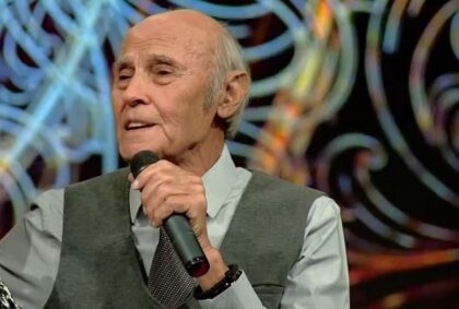 Decenijama istrajava u poslu! On je najstariji pjevač na srpskoj estradi, ima čak 87 godina