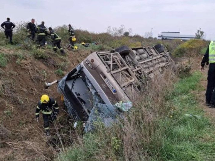 Stravična nesreća: Prilikom prevrtanja autobusa poginulo 14 osoba, 34 povrijeđene