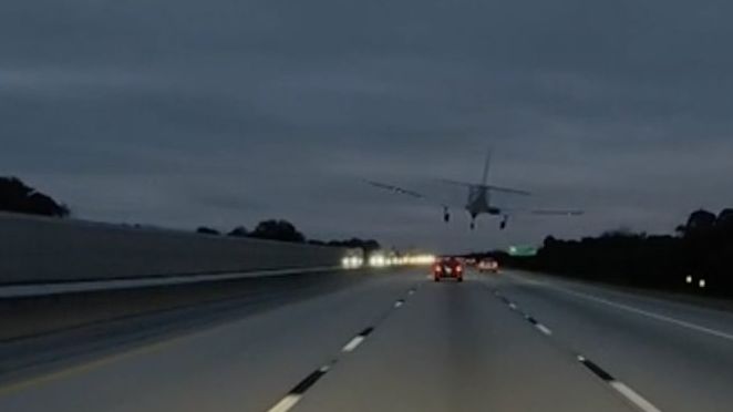 Nevjerovatna scena: Avion sletio na krov automobila VIDEO