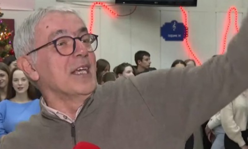 Bane ode u penziju! Ovako su učenici banjalučke Gimnazije ispratili voljenog profesora VIDEO
