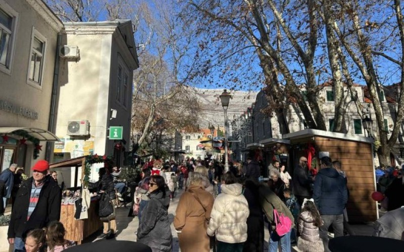 Mjesto okupljanja i druženja: U Trebinju svečano otvoren “Novogodišnji i Božićni bazar”
