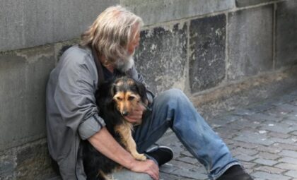 Odrekao se svega, odbija pomoć i daje je drugima: Mislili da je beskućnik, a on doktor nauka