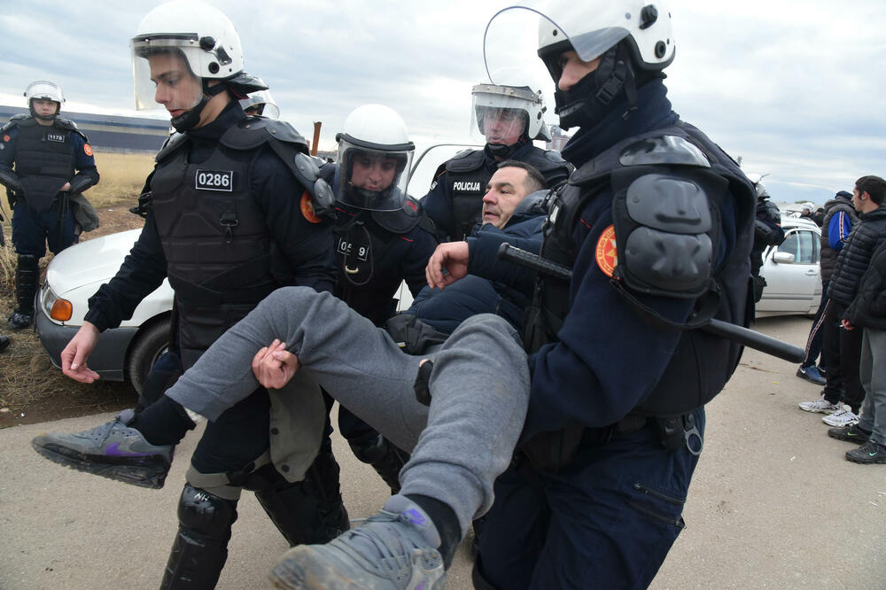 Oglasila se policija o incidentima u Botunu: Privedene 54 osobe