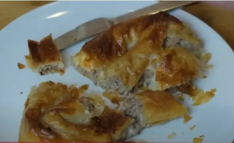 Neobičan i veoma opasan dodatak u jelu: Kupio burek u pekari pa alarmirao inspekciju