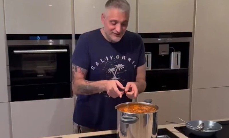 Pjeva grašku dok ga sprema: Snimak Čede Jovanovića “zapalio” mreže VIDEO
