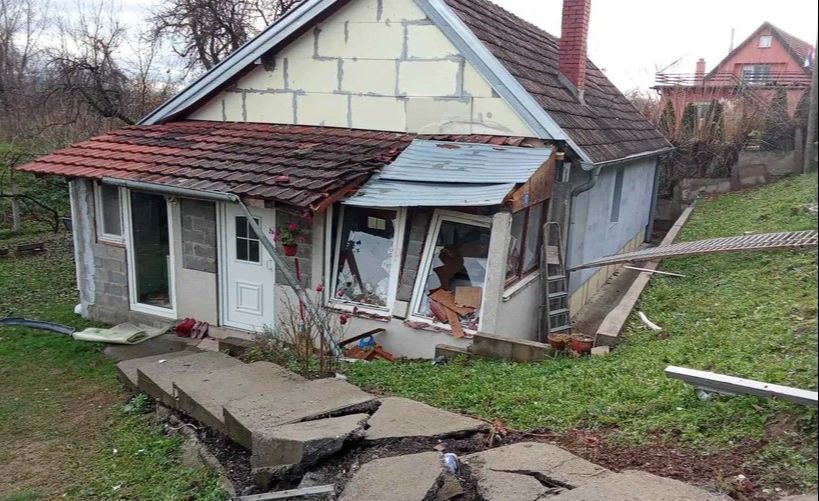 Dok je sjedio na kauču – komšija automobilom “sletio” na kuću: Mladić tek položio vozački FOTO