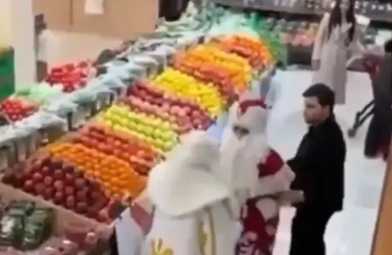 Praznično “ludilo”: Dva Djeda Mraza se potukla u supermarketu, umalo sve demolirali VIDEO