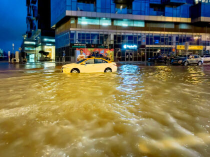 Ulice Dubaija pod vodom: Policija pozvala stanovnike da ostanu u kućama