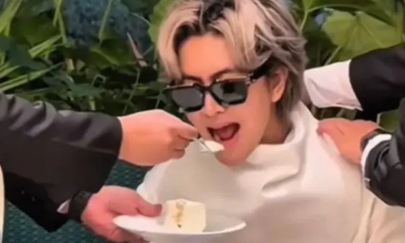 Tjerohranitelj ga hrani u kafiću: Sin najbogatijeg čovjeka u Kini zgrozio internet VIDEO