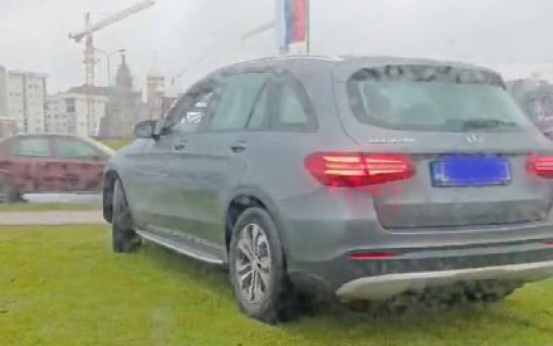 Nesvakidašnja situacija u Banjaluci: Navikao “preko njive”, pa sebi skratio put u kružnom toku VIDEO