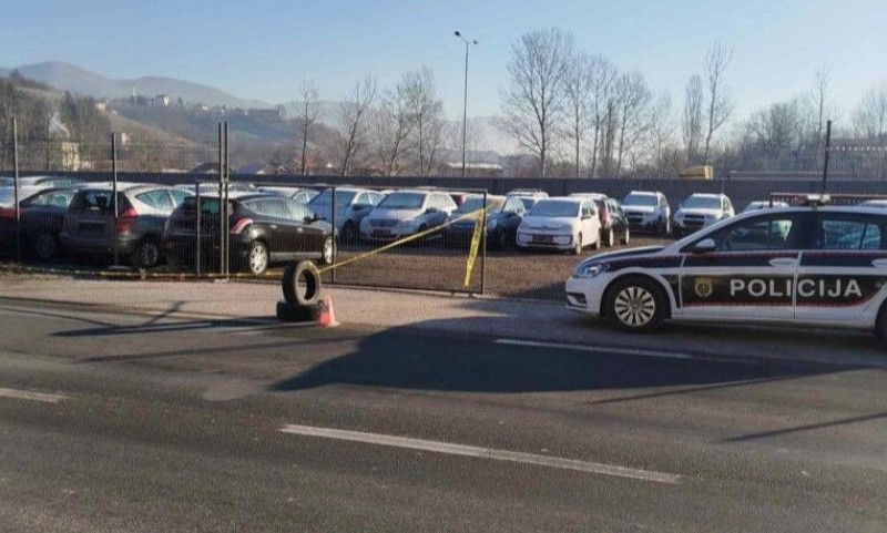 Eksplozija u BiH: Oštećeno nekoliko vozila i kuća u blizini, čeka se uviđaj FOTO
