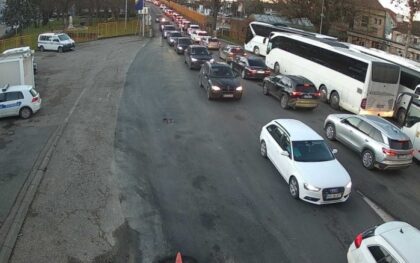 Praznici diktiraju tempo: Pojačana frekvencija vozila na pojedinim graničnim prelazima