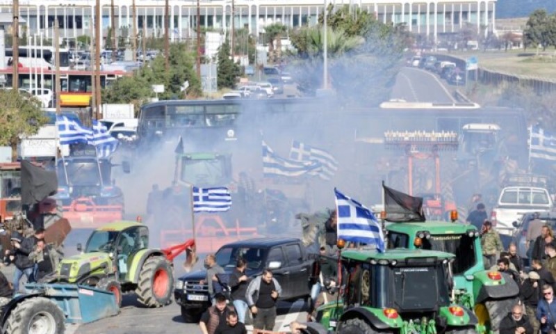 Grčka u blokadi! Traktorima zauzeli aerodrome i luke, država prijeti sankcijama