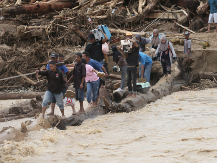 Poplave i klizišta iza sebe ostavljaju opšti haos: Broj žrtava premašio 900