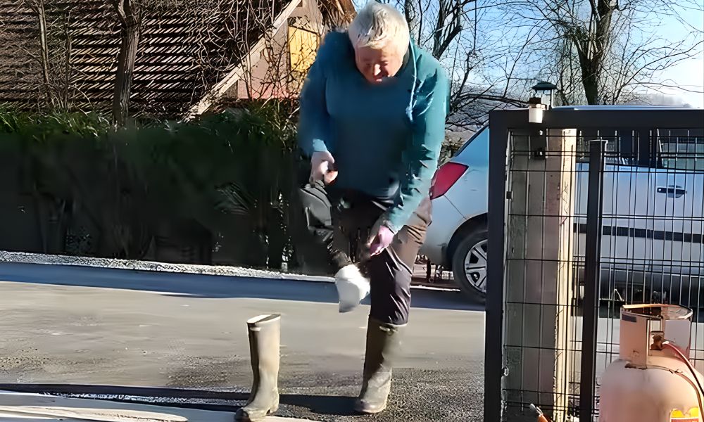 Svježi asfalt u dvorištu: Prvo što je uradio – skinuo čizme VIDEO