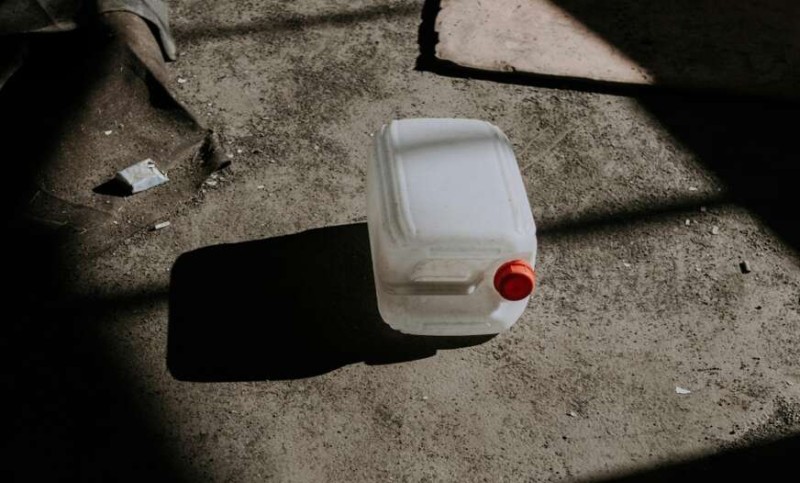 Čovjek se polio benzinom i zapalio pred brojnim očevicima: Ljudi počeli da ga gase