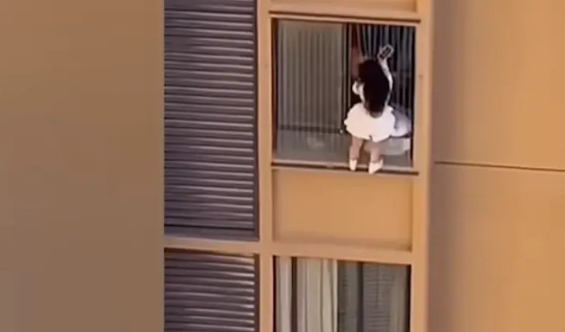 Ljubavnica umalo stradala: Visila sa 10. sprata dok je bježala od supruge ljubavnika VIDEO