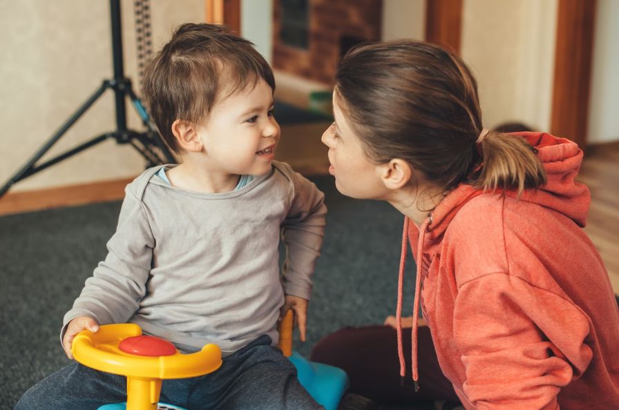 “Ćutite i sačekajte – dajte djetetu šansu da komunicira”