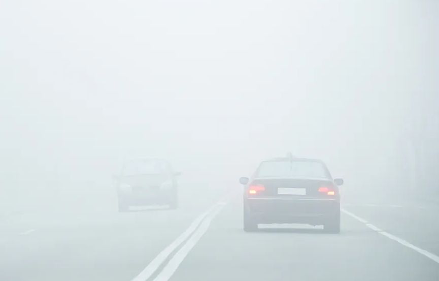 AMS RS: Klizavi putevi, magla i odroni otežavaju saobraćaj