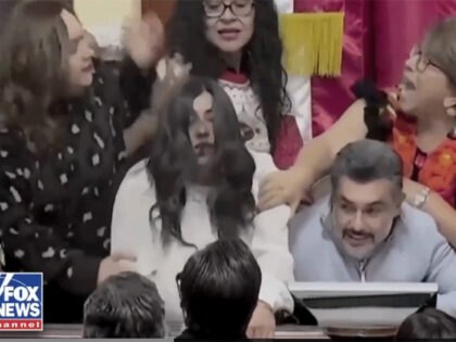 Totalni haos u kongresu: Poslanice se potukle i vukle za kosu u borbi za govornicu VIDEO