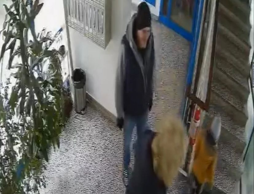Na društvenim mrežama se dijeli jeziv snimak: Muškarac nožem nasrnuo na baku i unuka