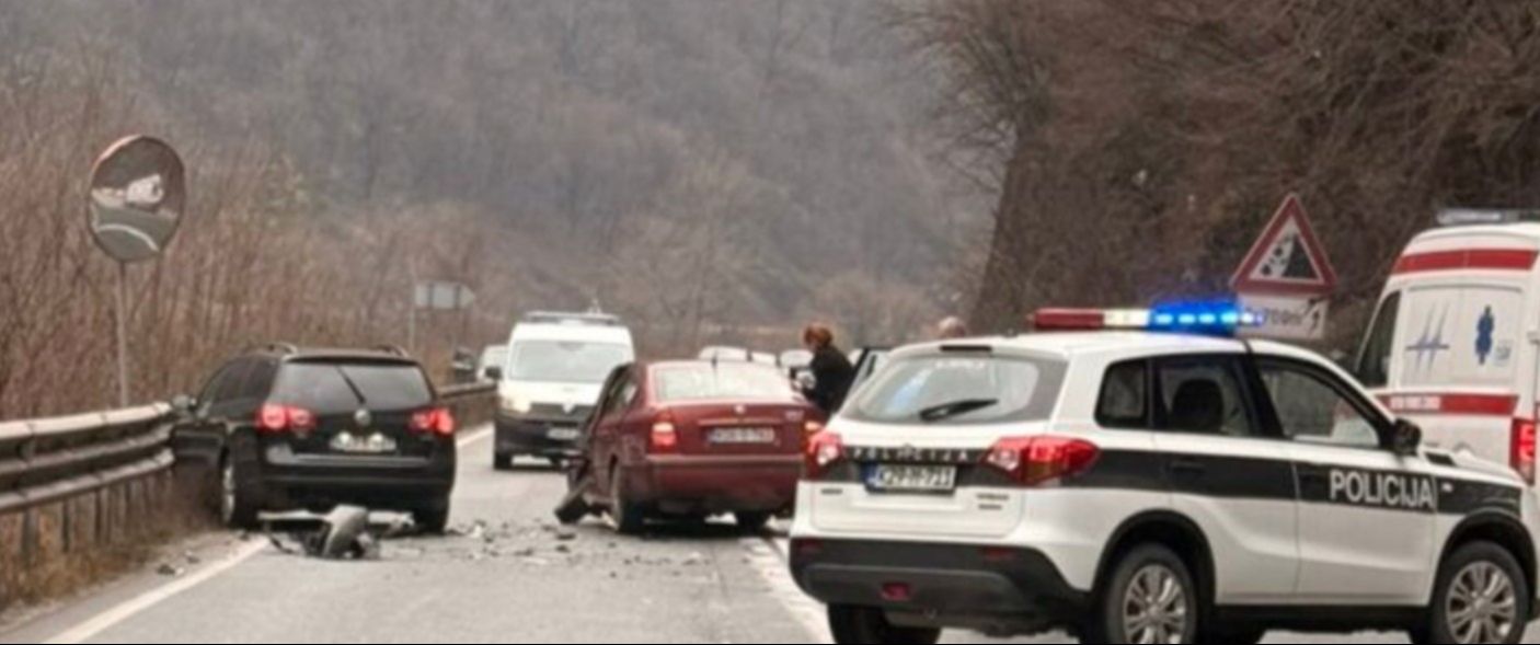 Tri osobe povrijeđene: Težak sudar dva automobila kod tunela u BiH