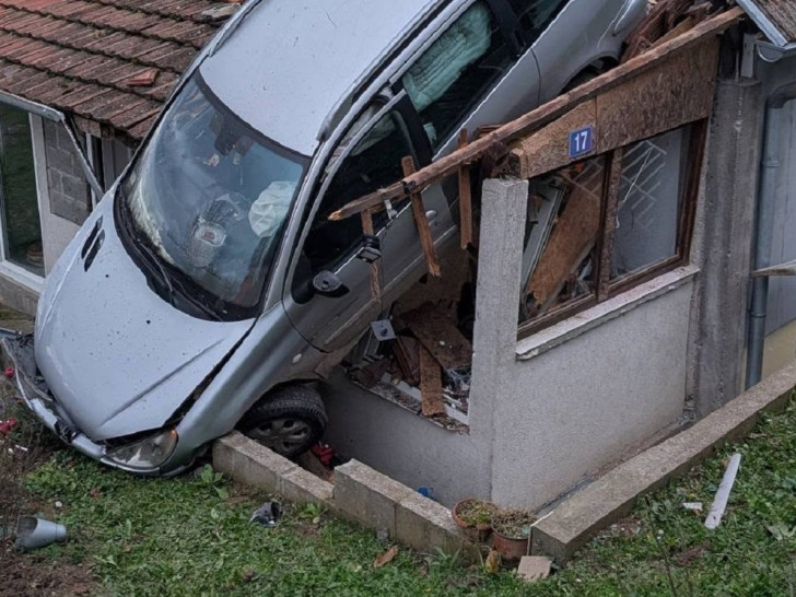 Bizarna nesreća: Vozač izgubio kontrolu – automobil završio na krovu kuće VIDEO
