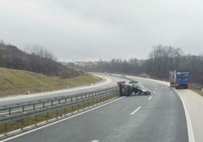 Udes na auto-putu 9. januar: Sudarila se dva vozila, jedno završilo na boku