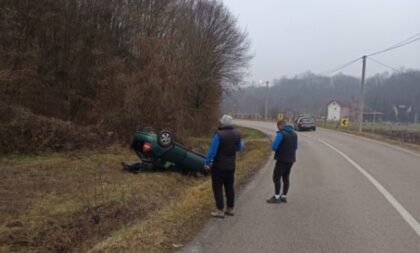 Automobil završio na krovu u kanalu: Nesreća na putu nadomak Banjaluke
