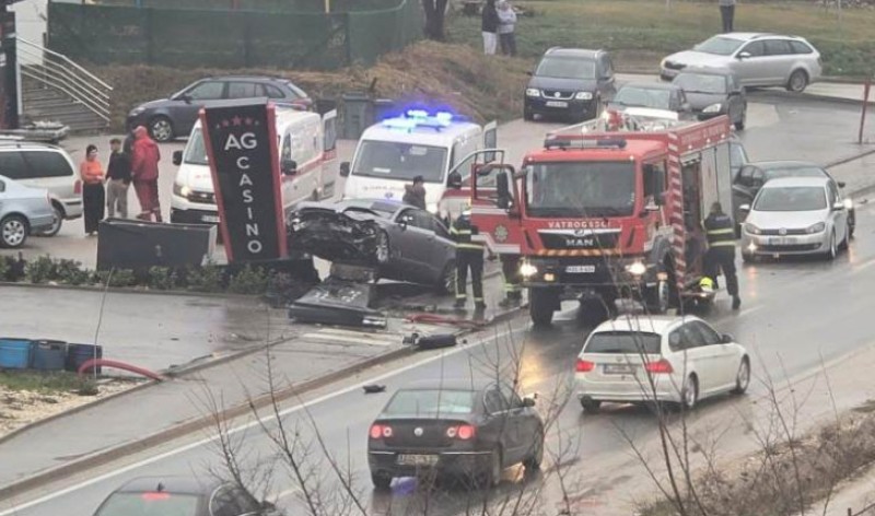 Nesreća u BiH: Troje povrijeđenih, automobil oborio reklamnu konstrukciju