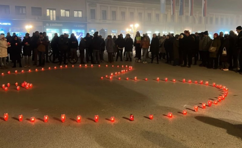 Trinaest mjeseci od tragedije: Novosađani odaju počast žrtvama pada nadstrešnice