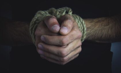 Otkriveni detalji užasa u komšiluku: Bračni par dvije godine držao muškarca kao roba