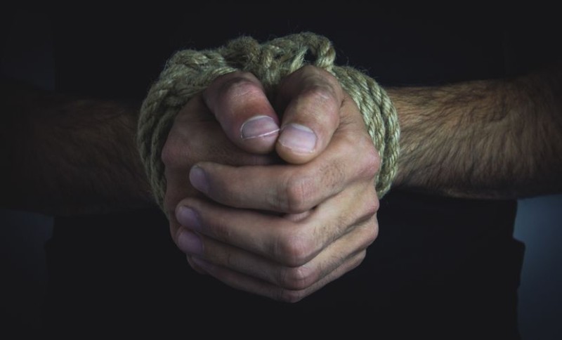 Povez na očima, lisice na rukama! Mladić iz BiH izbačen iz auta u pokretu, sumnja se na otmicu