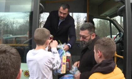 Poklonili minibus i paketiće: Pogledajte kako Amidžić vozi i ko je kočio na putu do škole VIDEO