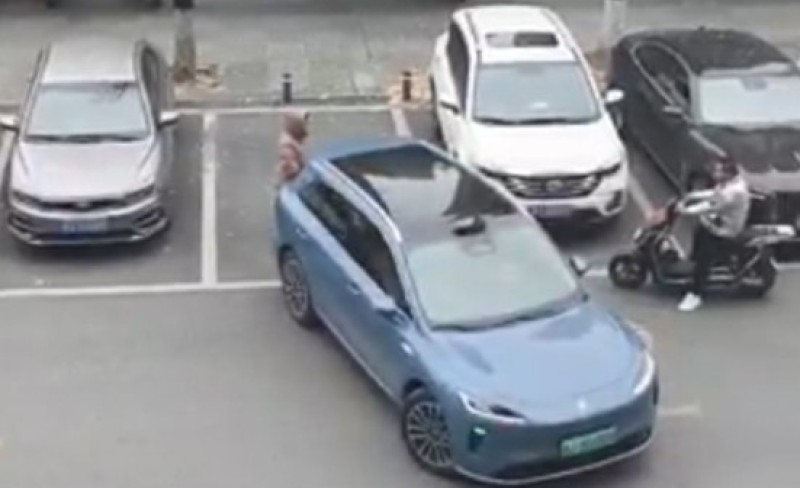 Hit snimak! Žena čuvala parking mužu, ali je pametni automobil “nadmudrio” VIDEO