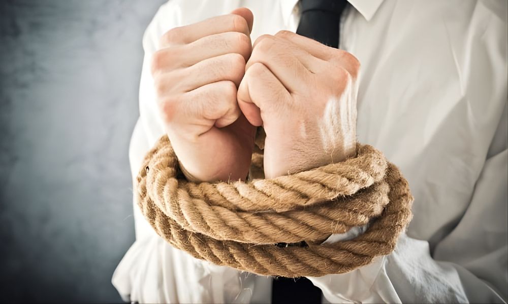 Žena optužena: Zarobila i mučila supruga godinu dana