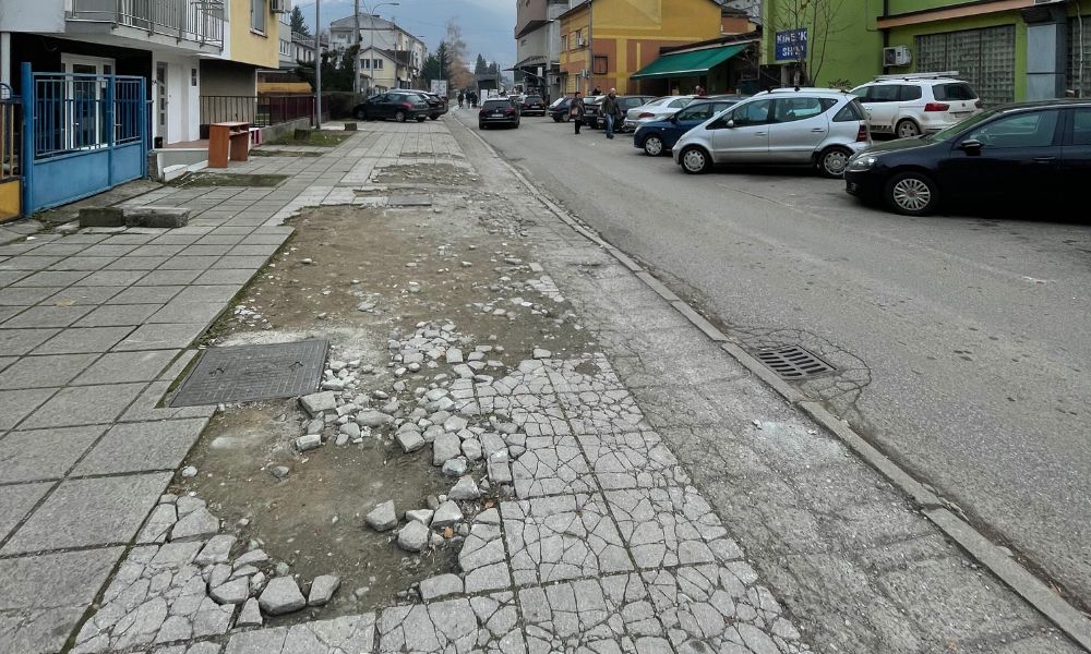 Banjalučki SNSD uputio kritike: Asfalt se raspada, trotoara nema, a gradonačelnik se slika